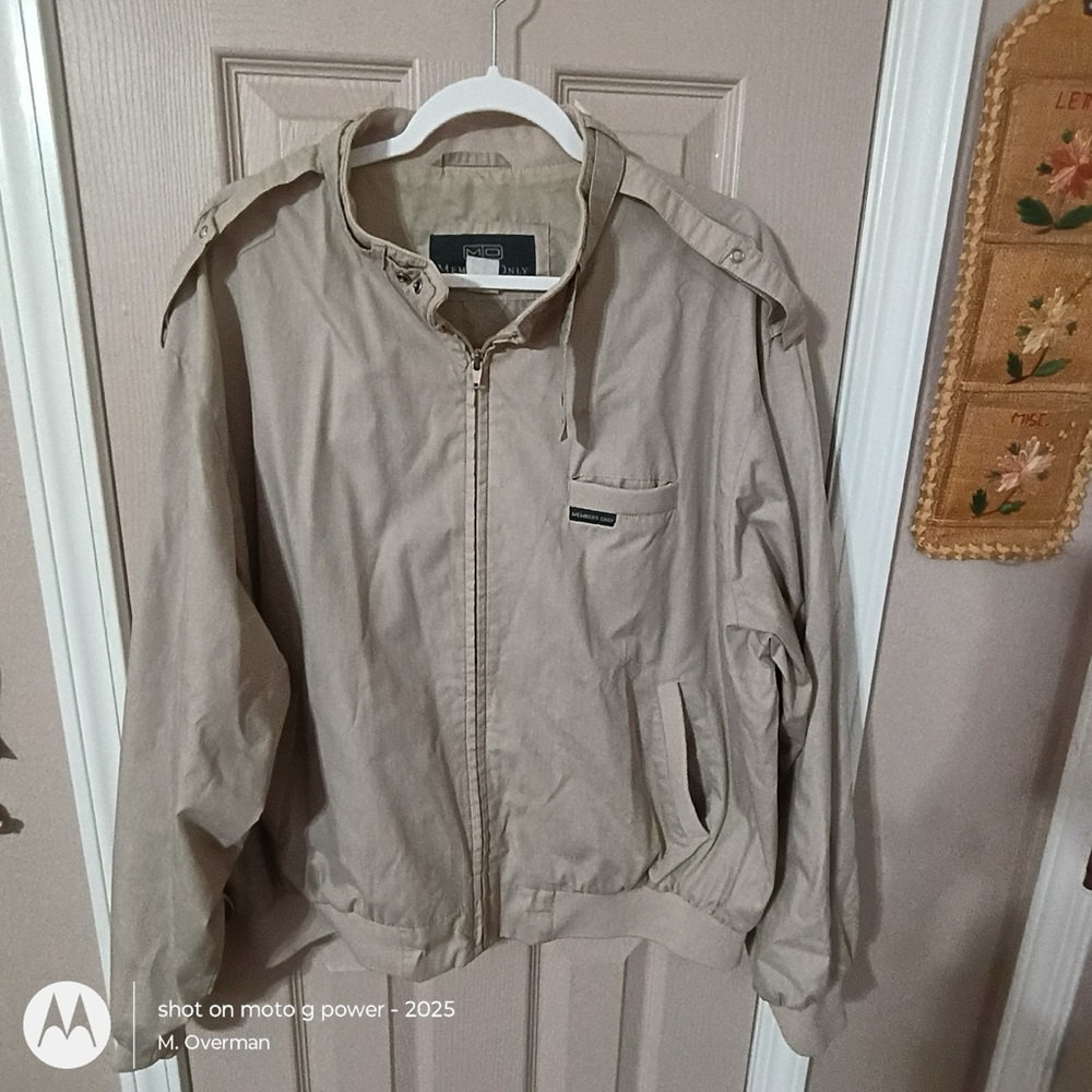 Members Only vintage classic cafe racer khaki men’s zip up jacket. Size XL.